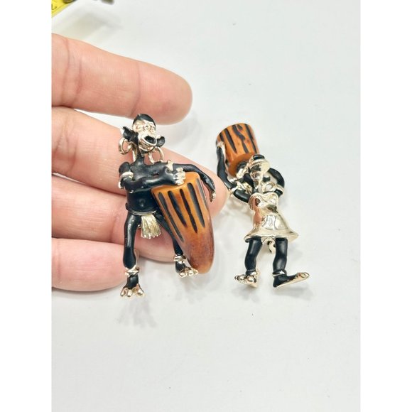 Vintage African Drummers Pins Set Of 2 Charles F. Worth Bakelite Instruments - Picture 4 of 6